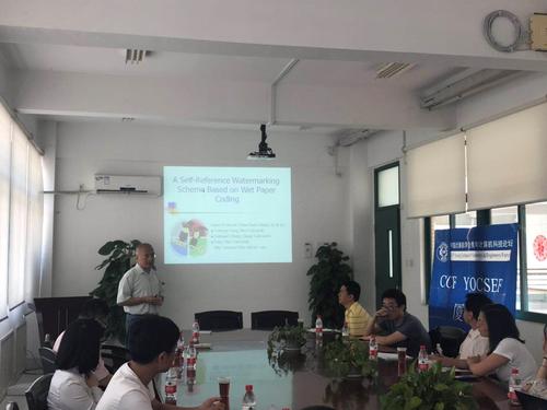 图1 与会人员认真听取报告 图1 与会人员认真听取报告